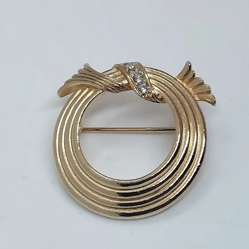 Avon Gold Tone Four Ring Circle Pin‎ with Pavé Wreath on Top￼